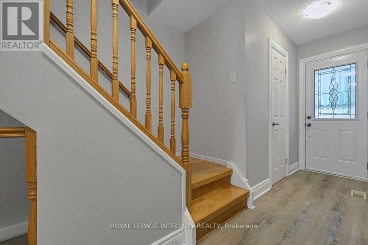 Property Photo:  2432 Autumn Hill Crescent  ON K1B 4M5 