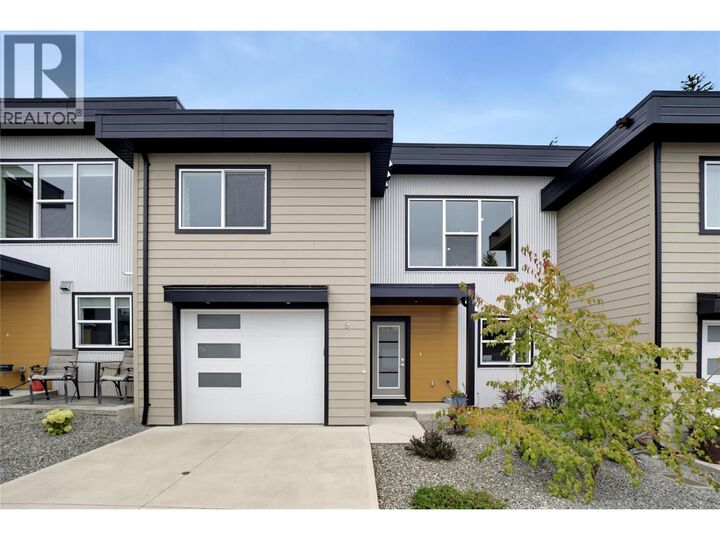 Photo de la propriété:  2810 15 Avenue Northeast 9  BC V1E 3B8 
