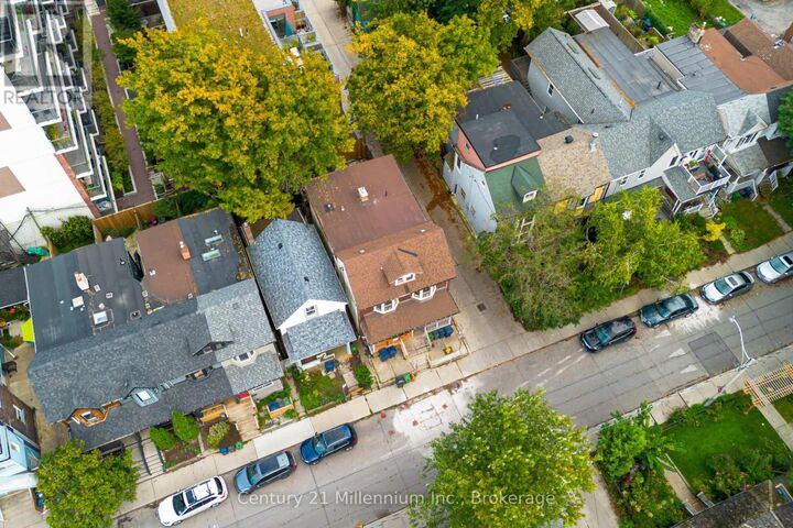 Photo de la propriété:  69 Laing Street  ON M4L 2N4 