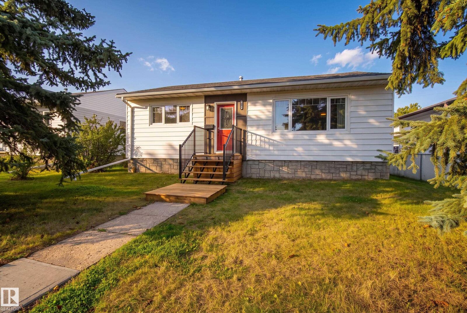 Property Photo:  8512 74 Avenue NW  AB T6C 0E9 