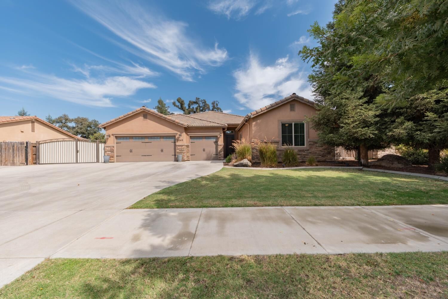 Property Photo: 3240 W Lark Avenue CA 93291