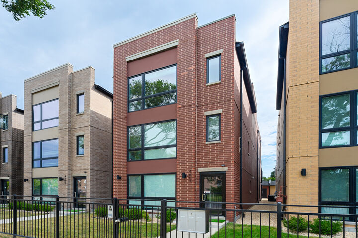 Property Photo:  4607 S Saint Lawrence Avenue 301  IL 60653 