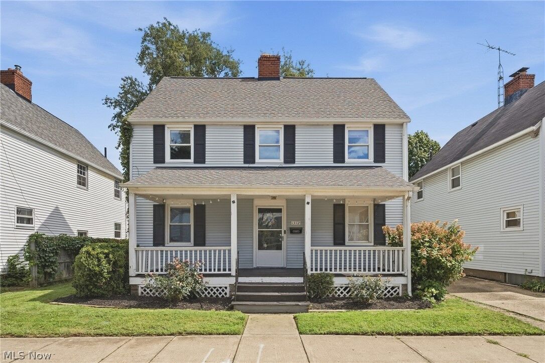 Property Photo: 1372 Roslyn Avenue SW OH 44710