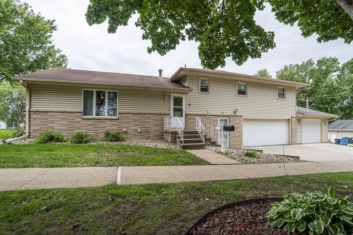 Property Photo:  150 4th St SE  IA 51031 