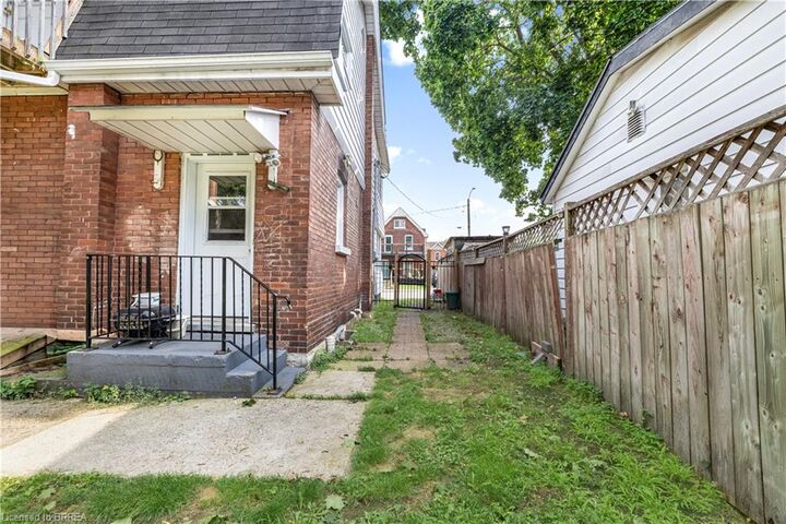 Property Photo:  86 Victoria Street  ON N3S 3K6 
