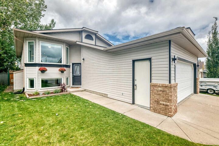 Property Photo:  124 Shawinigan Way SW  AB T2Y 2X2 