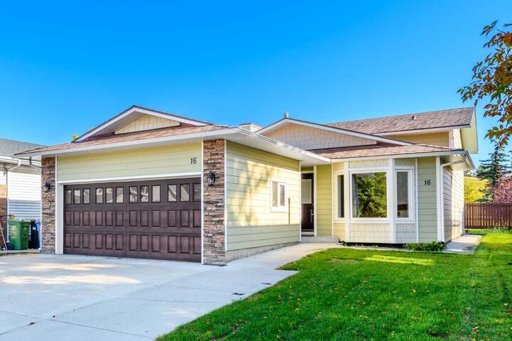 Property Photo:  16 Deersaxon Circle SE  AB T2J 6R5 