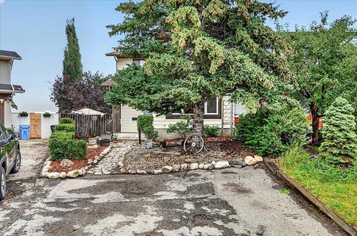 Property Photo:  120 Aboyne Place NE  AB T2A 5Z1 