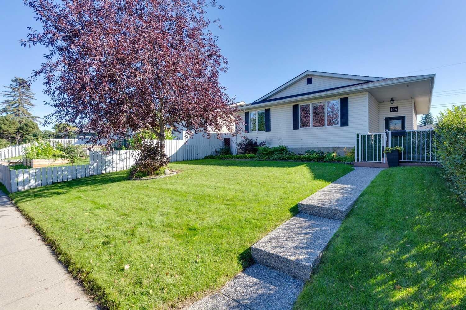 Property Photo:  144 Dovercliffe Way SE  AB T2B 1W7 