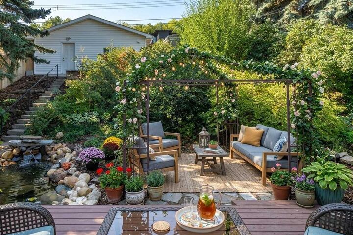 Property Photo:  1323 University Drive NW  AB T2N 3Y8 