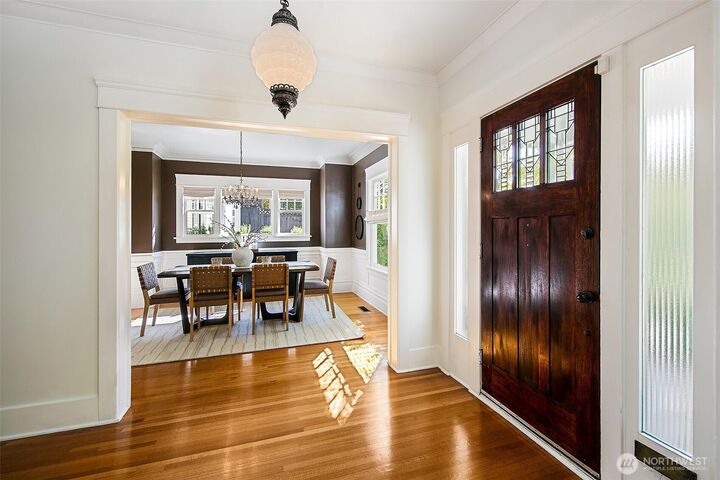 Property Photo: 2320 Nob Hill Avenue N WA 98109