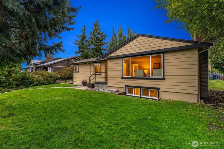 Property Photo:  124  6th Avenue  WA 98033 