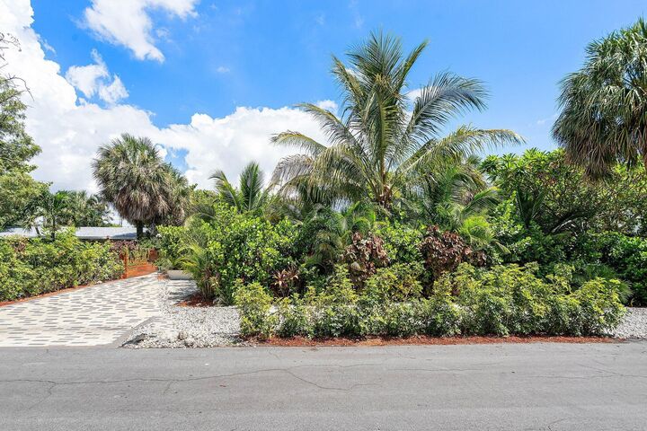 Property Photo: 2041 NE 30th Street FL 33306