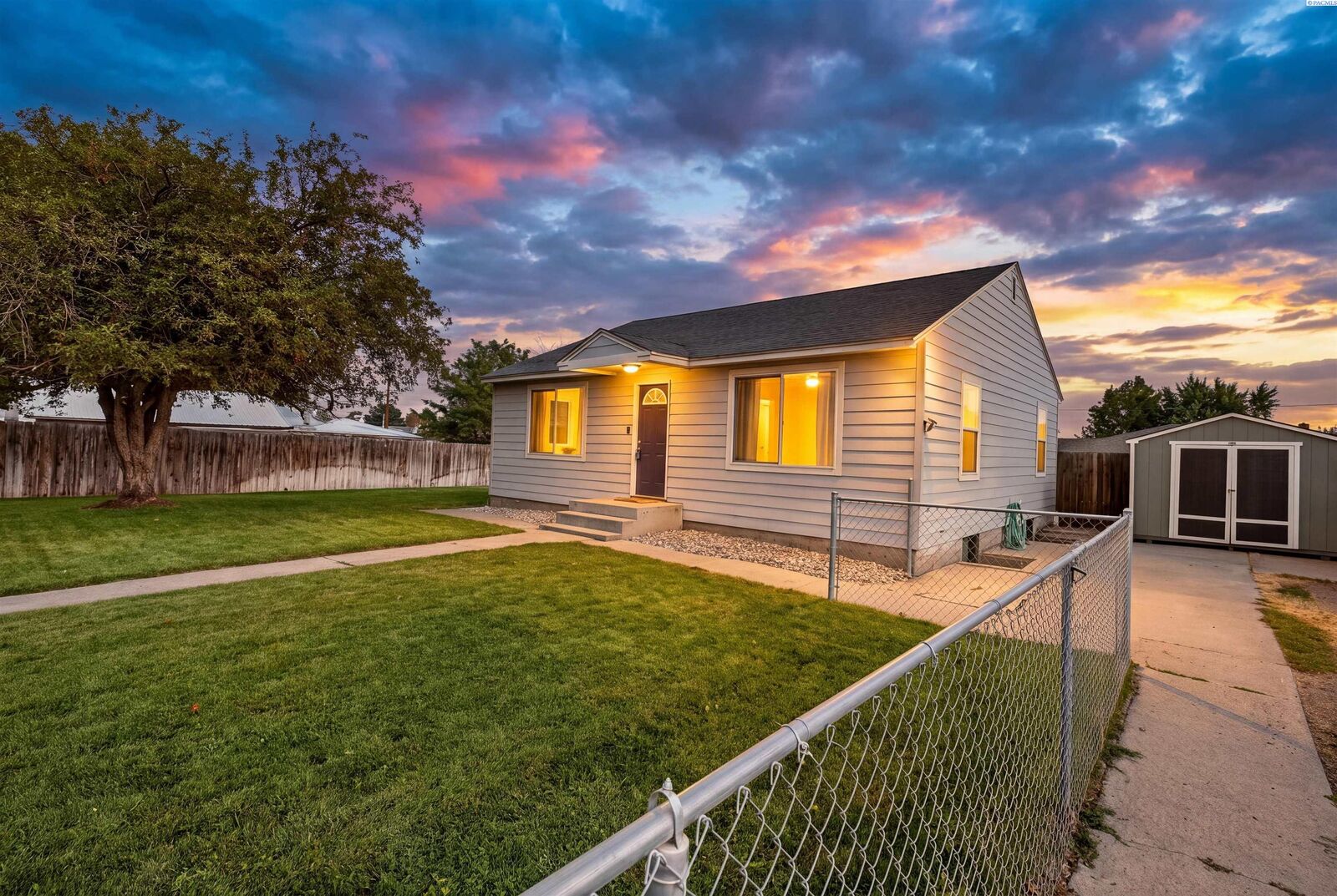 Property Photo:  1007 E 7th Ave  WA 99336 