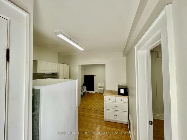 Property Photo:  2257 Dundas Street W 3  ON M6R 1X6 