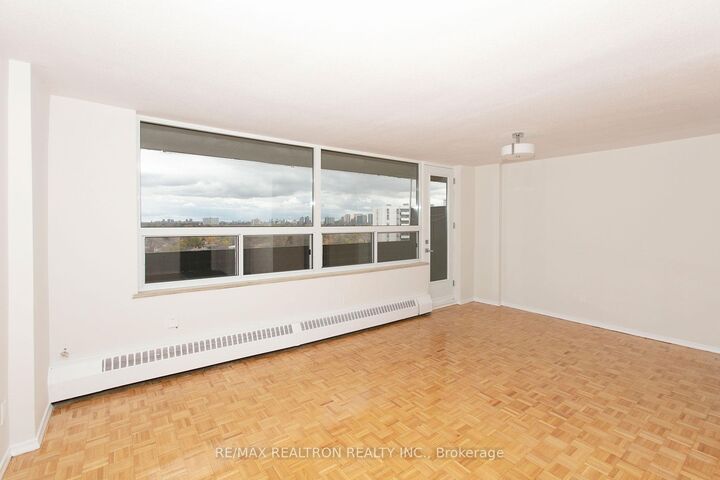 Property Photo:  6200 Bathurst Street 1008  ON M2R 2A3 