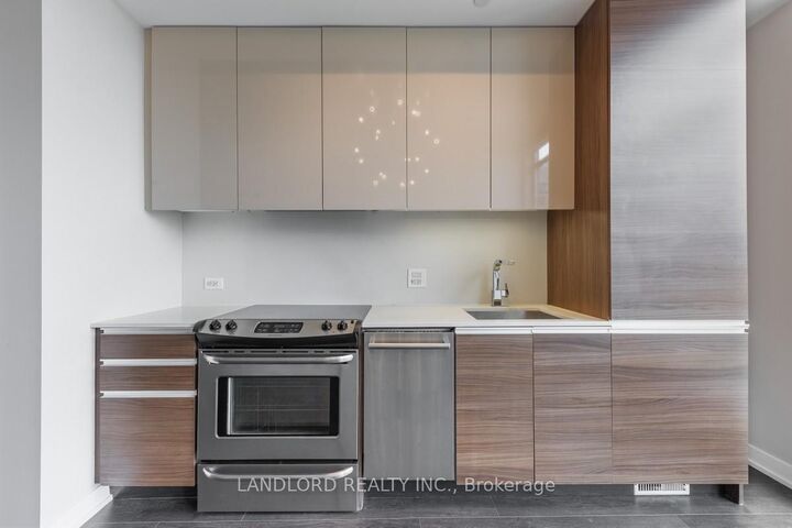 Property Photo:  8 Gladstone Avenue 607  ON M6J 0B3 