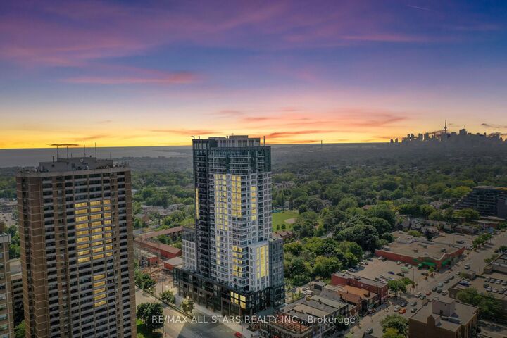 Property Photo:  286 Main Street 408  ON M4C 0B3 