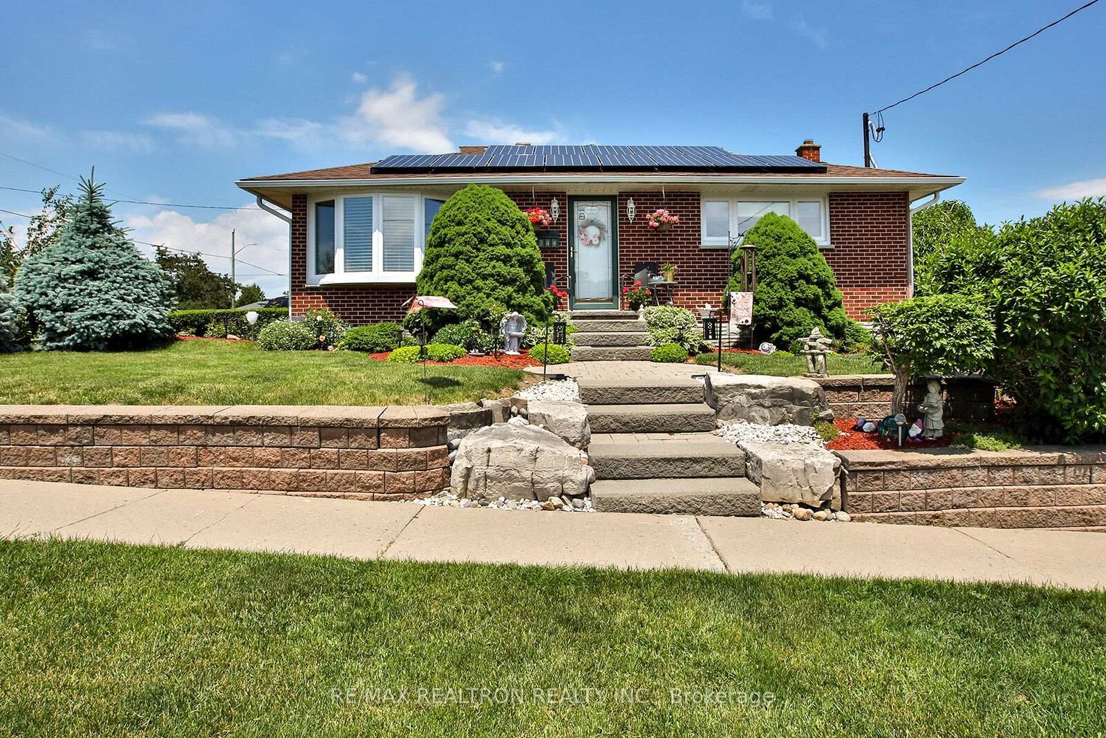 Property Photo:  744 Shelley Avenue  ON L1H 3J6 