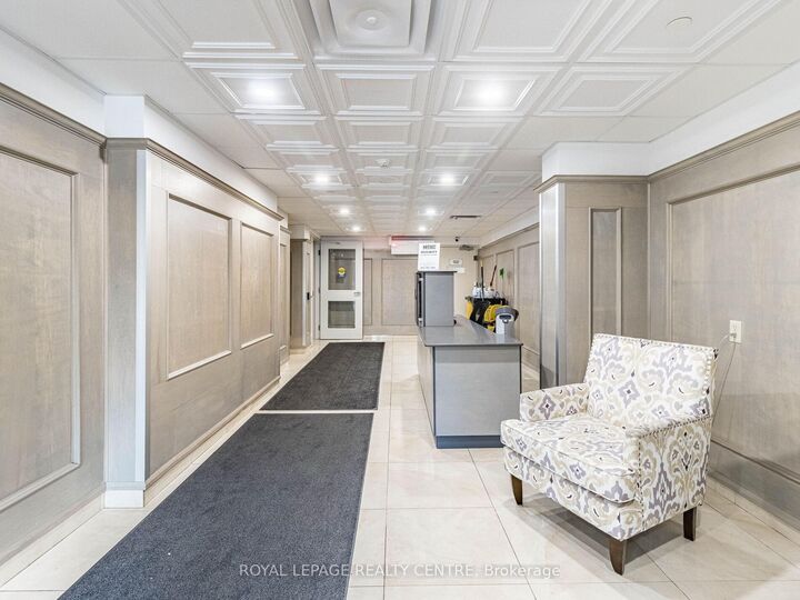 Property Photo:  25 Fairview Road W 807  ON L5B 3Y8 