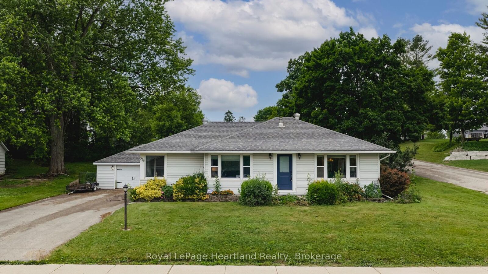 Property Photo:  578 Stauffer Street  ON N0G 2H0 