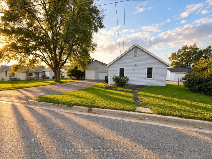 Property Photo:  14 Pearl Street  ON K8N 4X2 