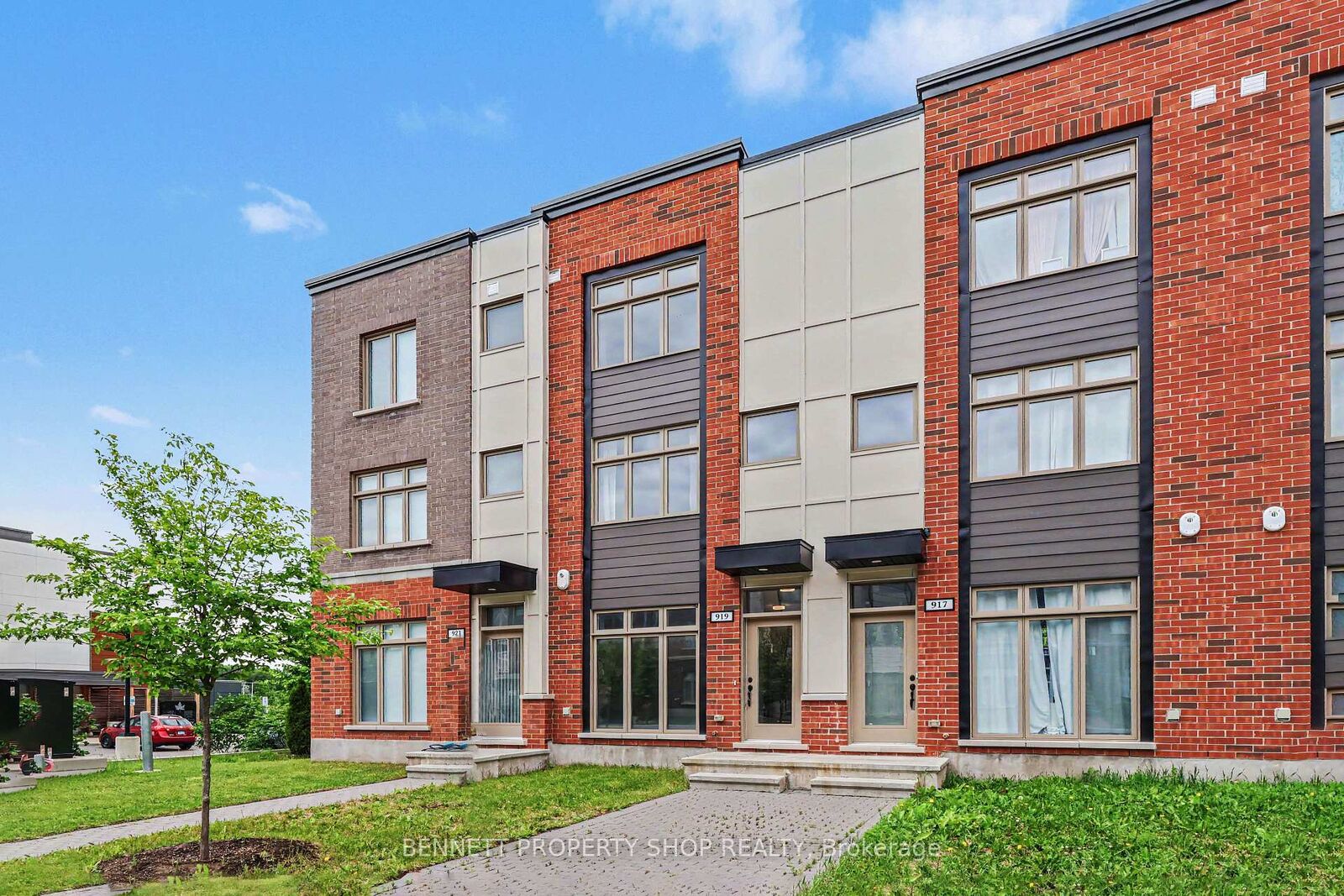 Property Photo:  919 Moses Tennisco Street  ON K1K 5A8 