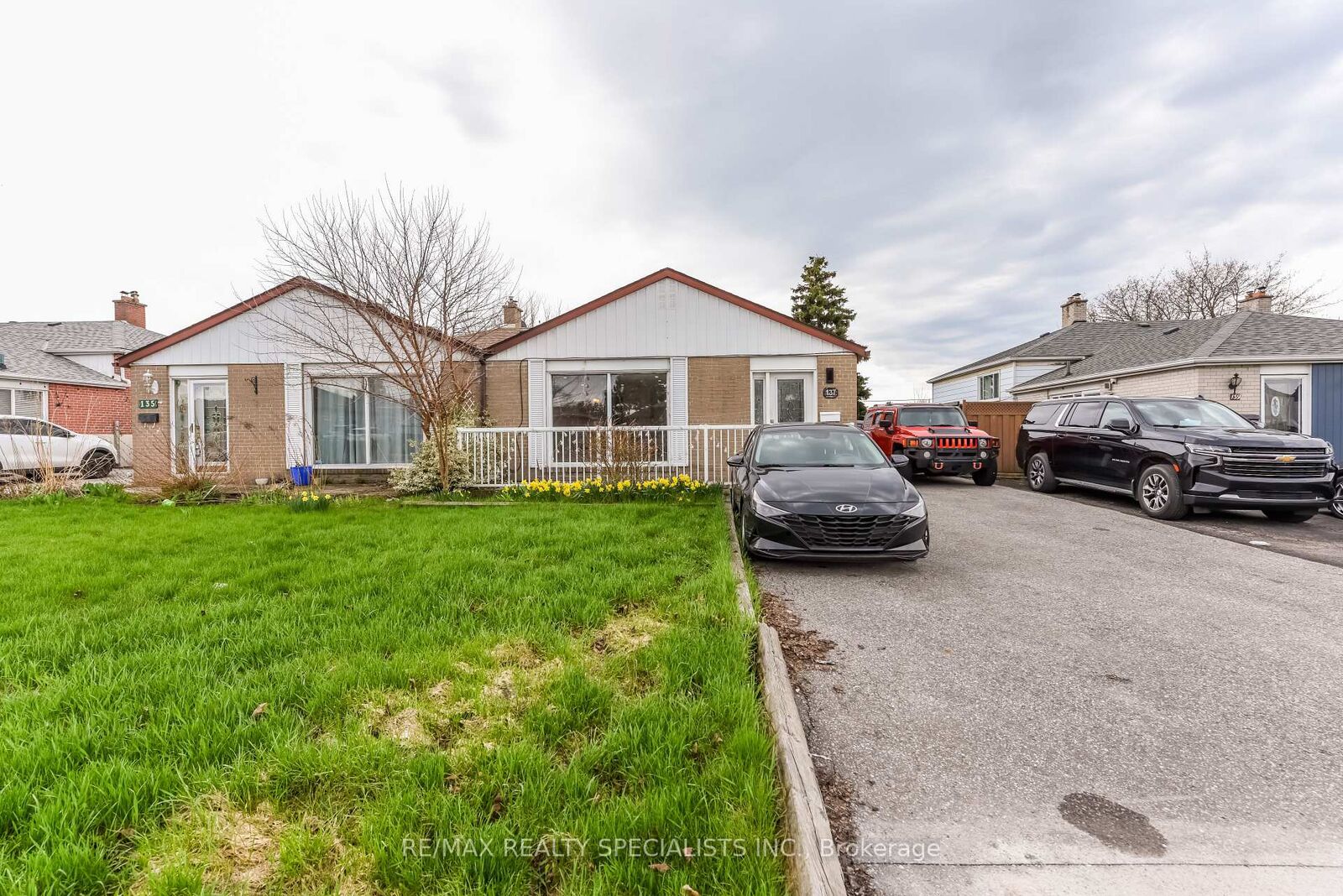 Property Photo:  137 Avondale Boulevard Upper  ON L6T 1H5 