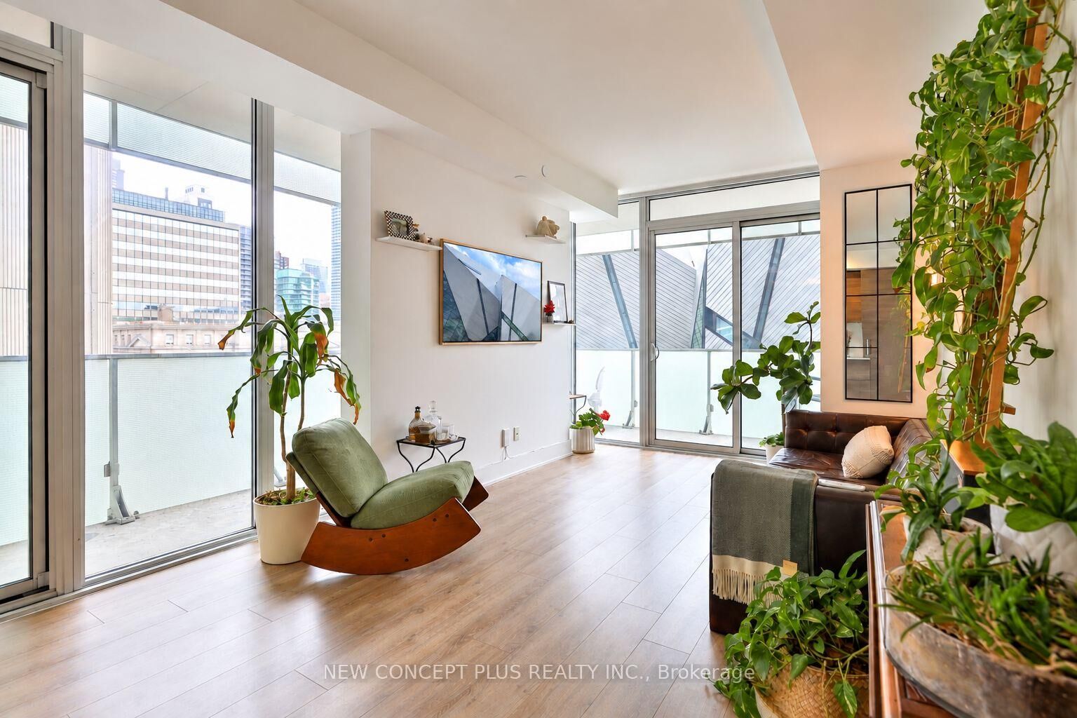 Property Photo: 200 Bloor Street W 405 ON M5S 0B1
