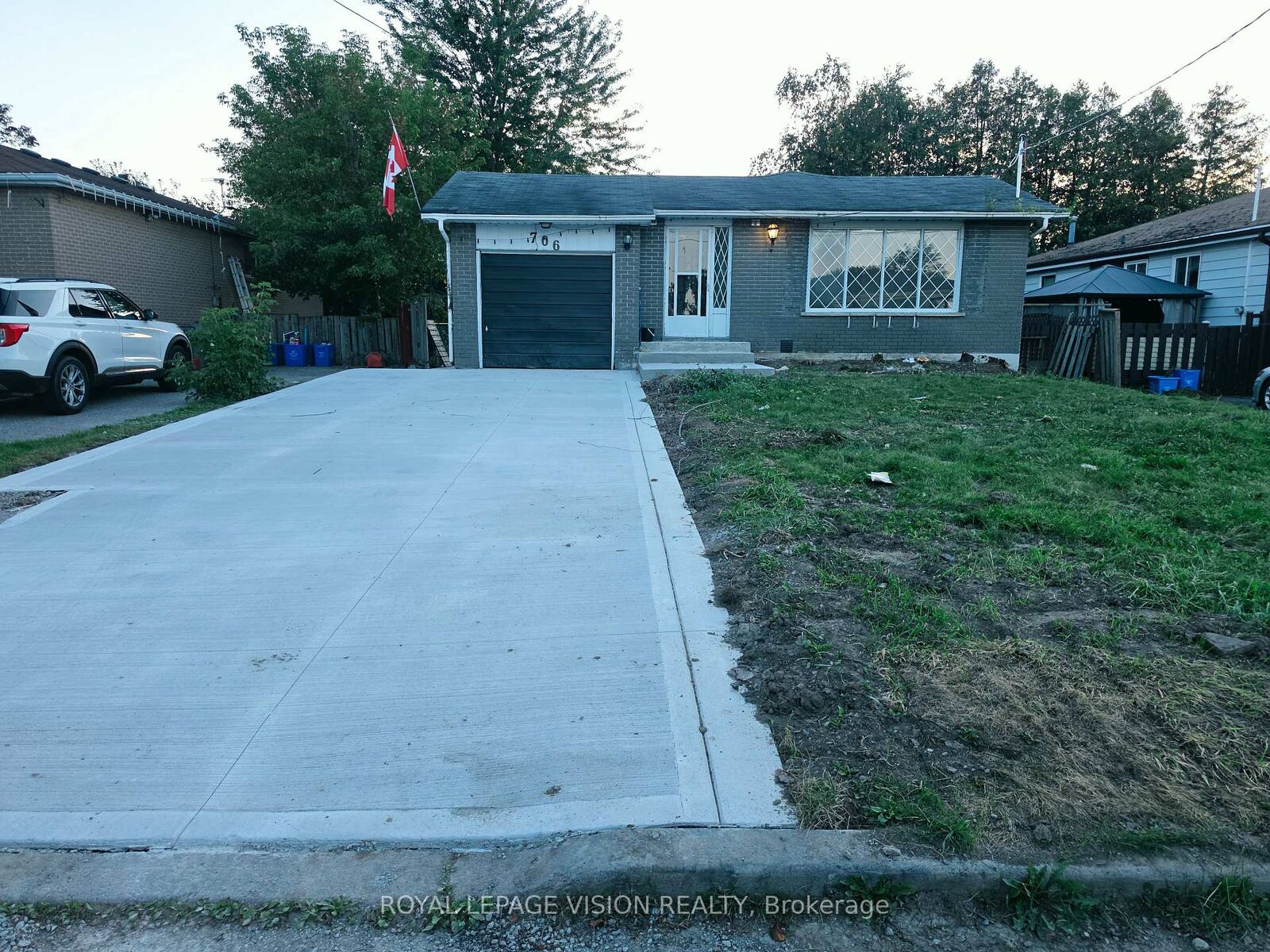 Property Photo:  706 Leaside Street Upper  ON L1W 2X1 