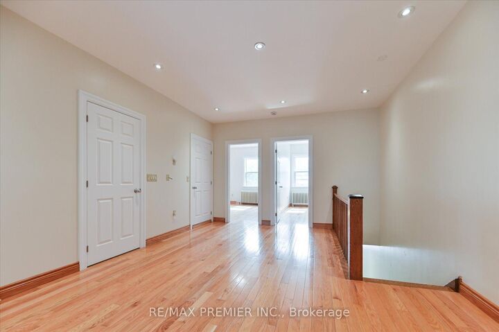 Property Photo:  1575 Bayview Avenue  ON M4G 3B5 