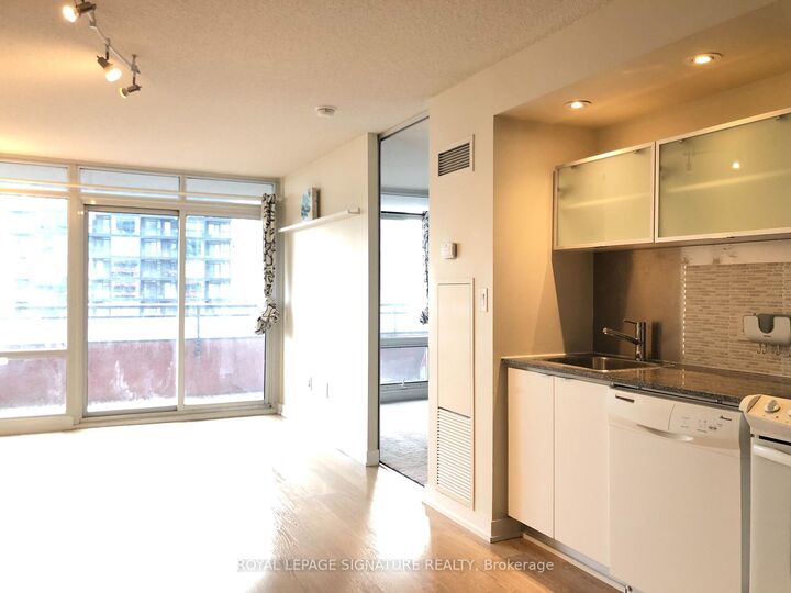 Property Photo:  4K Spadina Avenue 1121  ON M5V 3Y9 