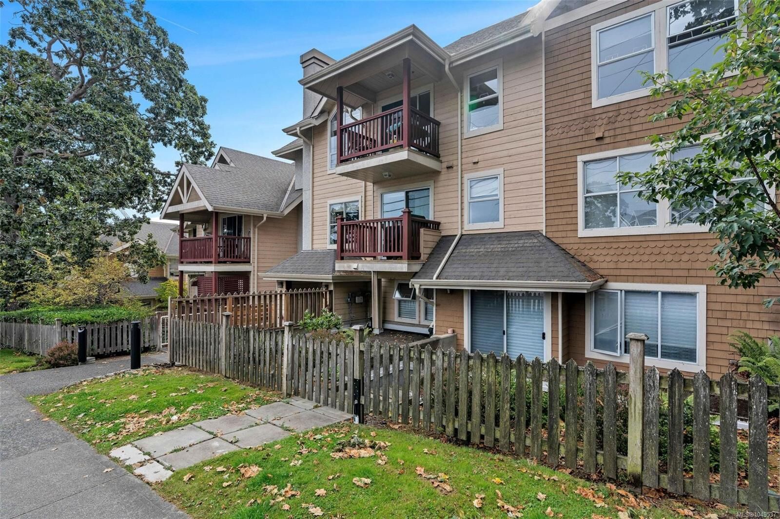 Property Photo:  1593 Begbie St #305  BC V8R 1K9 