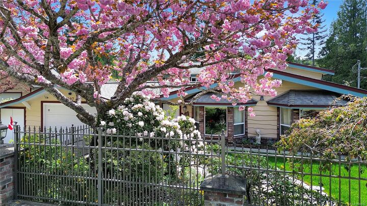 Property Photo:  697 Crestwood Rd  BC V0R 1X4 