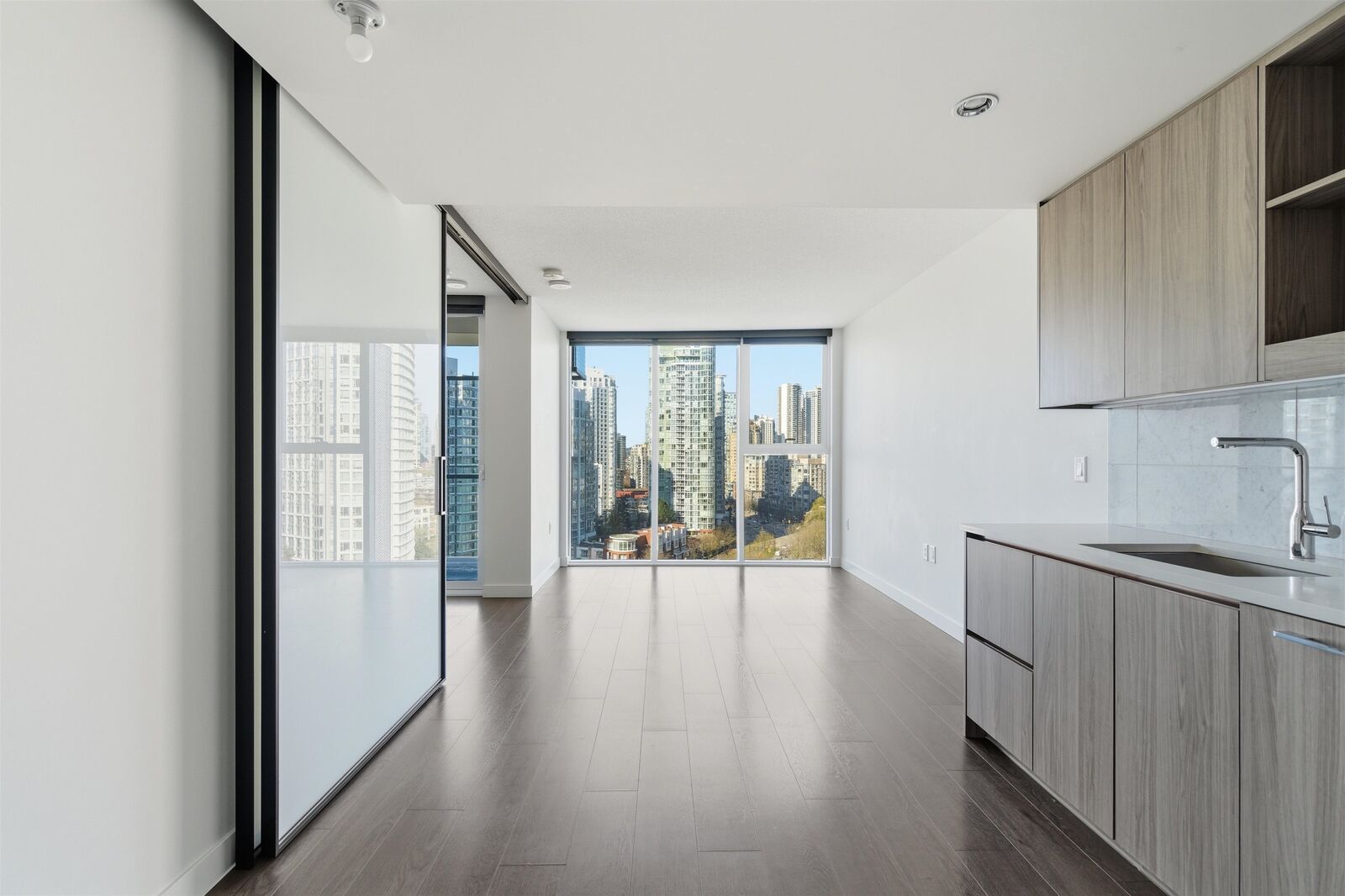 Property Photo:  87 Nelson Street 1587  BC V6Z 0E8 