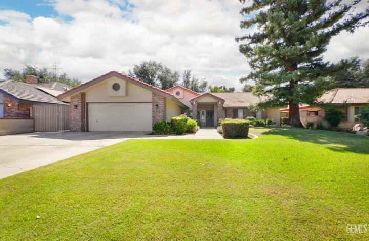 Property Photo: 8609 Landover Lane CA 93311