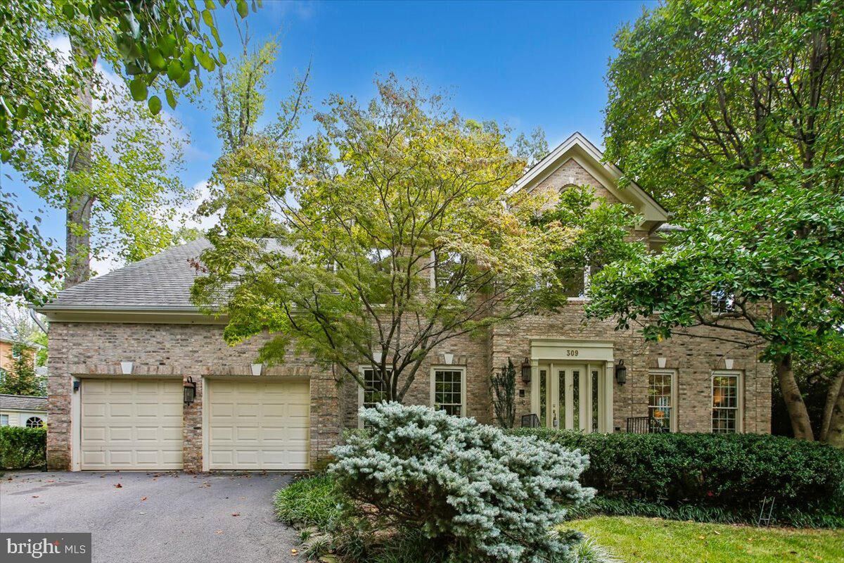 Property Photo: 309 Springwood Court NE VA 22180