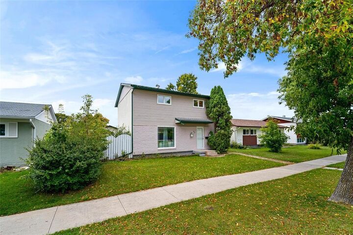 Property Photo: 52 Whitehall Boulevard MB R2C 0Y4