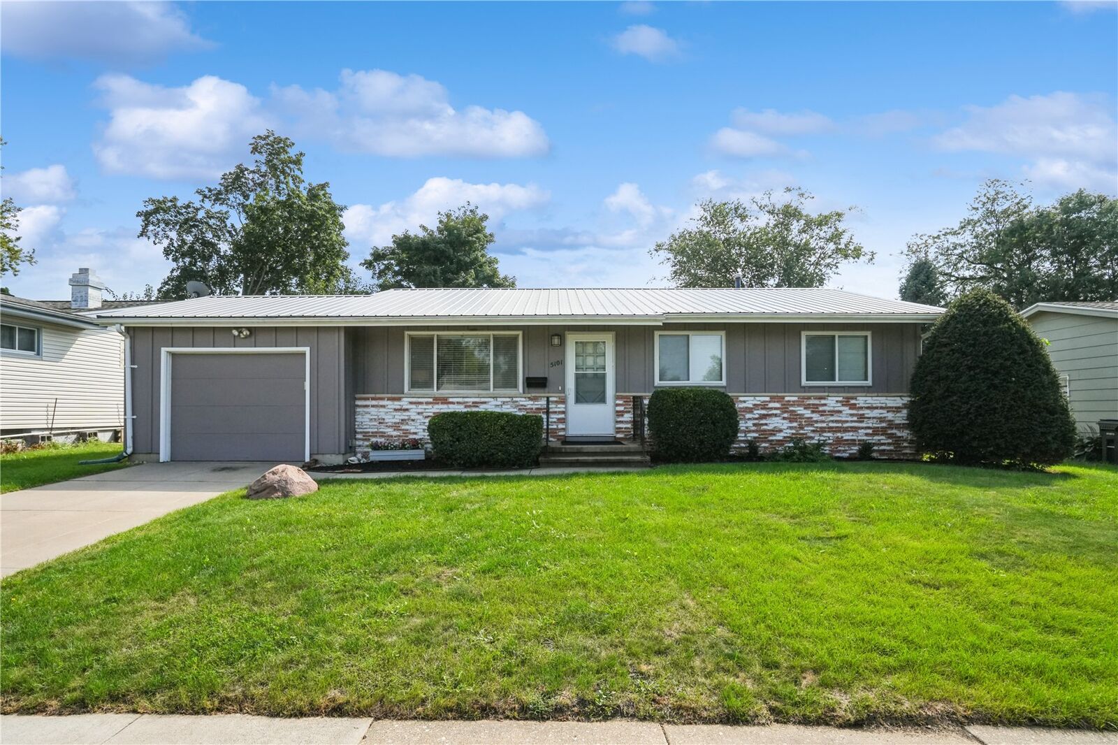 Property Photo:  5101 1st Ave SW  IA 52405 