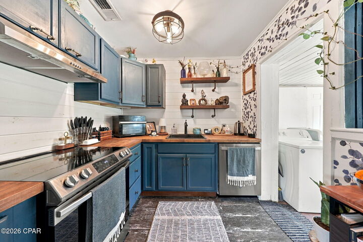 Property Photo: 1434 W 10th Street FL 32401