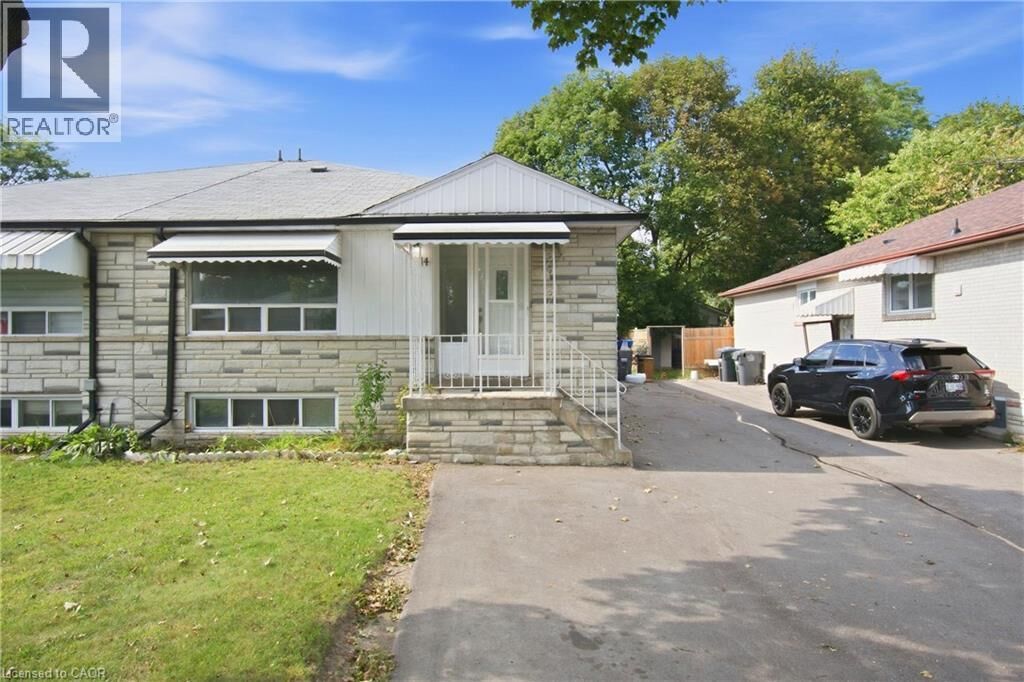 Property Photo:  14 Avondale Boulevard  ON L6T 1H3 