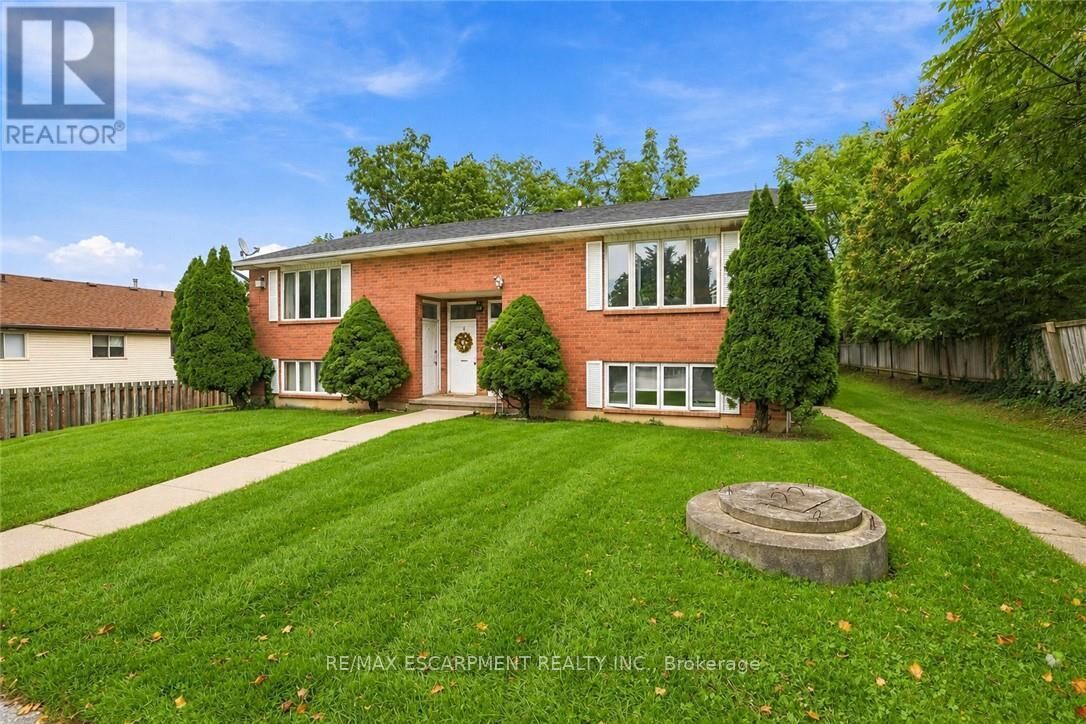 Property Photo: 26 Renfrew Street East ON N3W 1E8