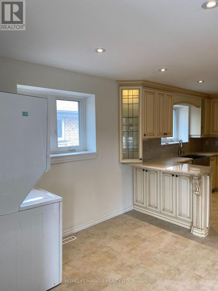 Property Photo:  6856 Darcel Avenue  ON L4T 2W5 