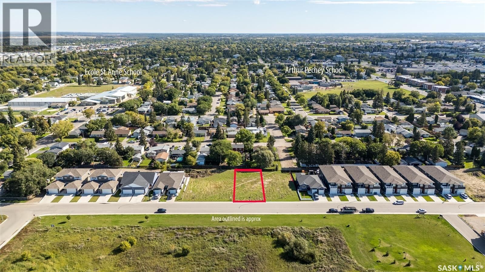 Property Photo:  2540 Woodbridge Drive  SK S6W 0A7 