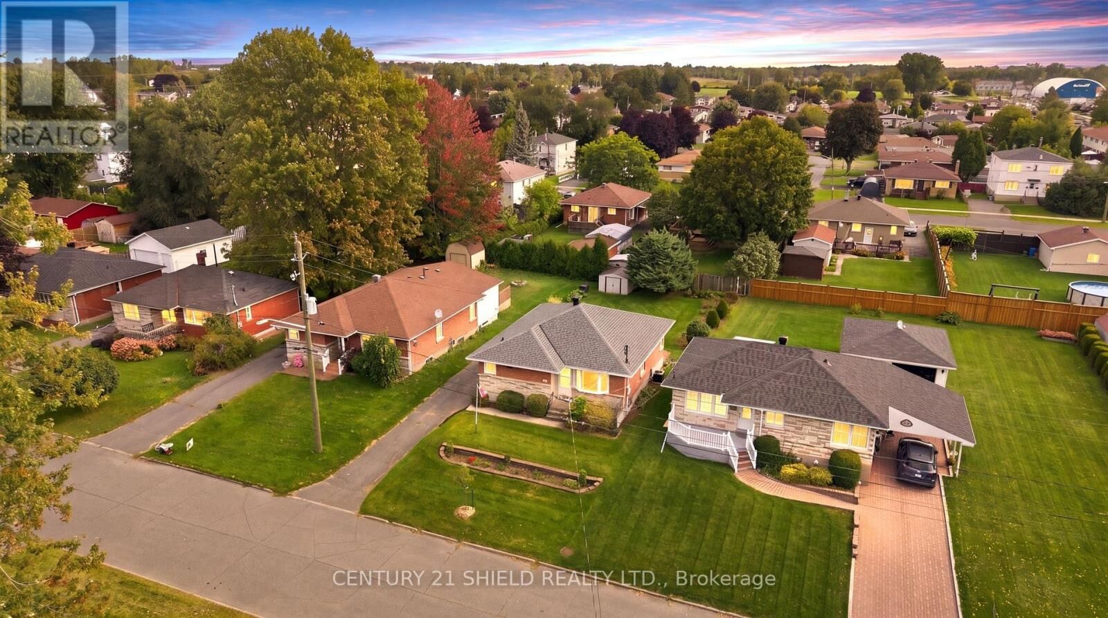 Property Photo:  1303 Lascelle Avenue  ON K6H 3K9 