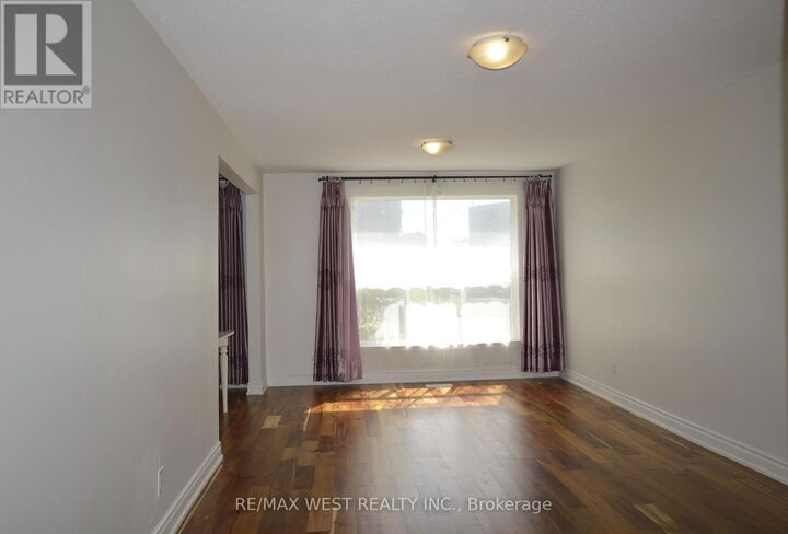 Property Photo:  32 Axsmith Crescent  ON M2J 3K3 