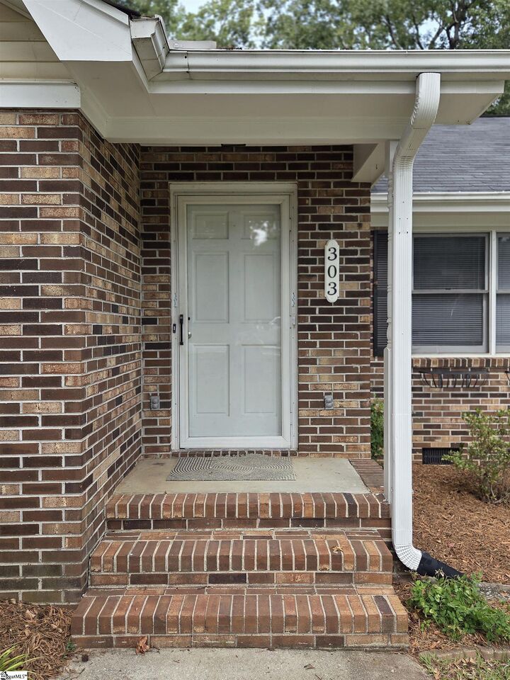 Property Photo: 303 Jonesville Road SC 29680