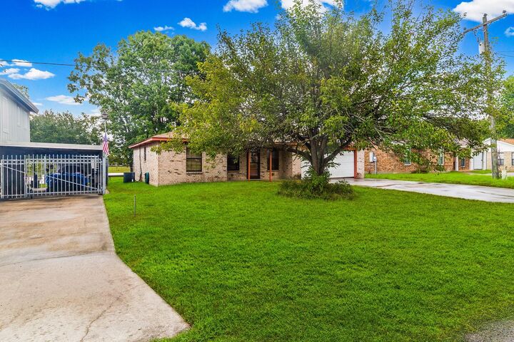 Property Photo:  210 Kathy Lane  TX 77351 