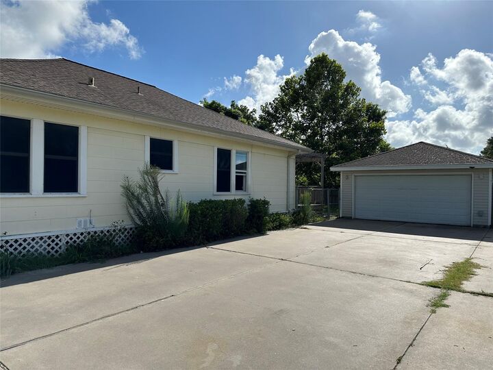 Property Photo:  813 Hudler Street  TX 77568 