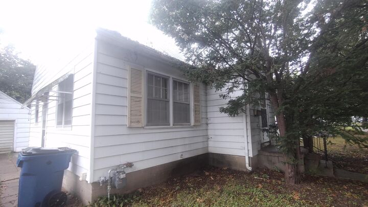 Property Photo:  827 Kern Street  IA 50703 